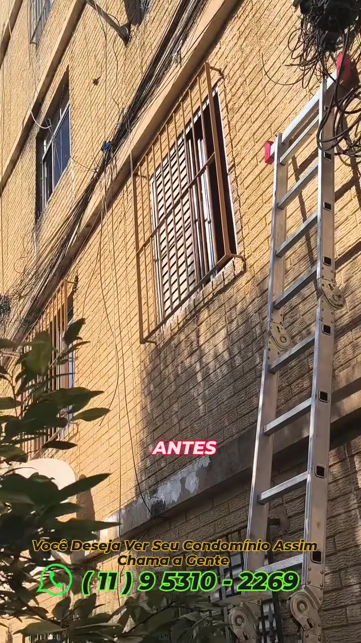 Fachada de condomínio com fiação antiga e emaranhada antes do serviço